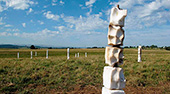 sculptures 23 habitants au km2, vaches et blocs de sel